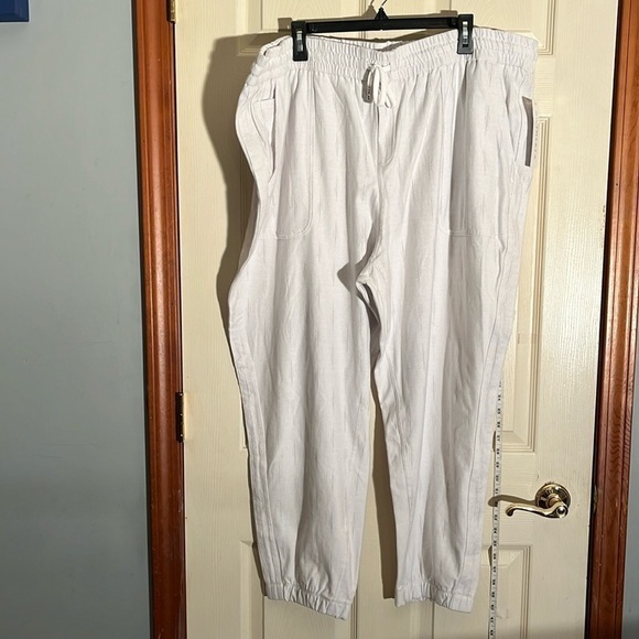 NWT-ATHLETA-W 24-white and gray-Farallon jogger. elastic & drawstring waistband. - Picture 1 of 13